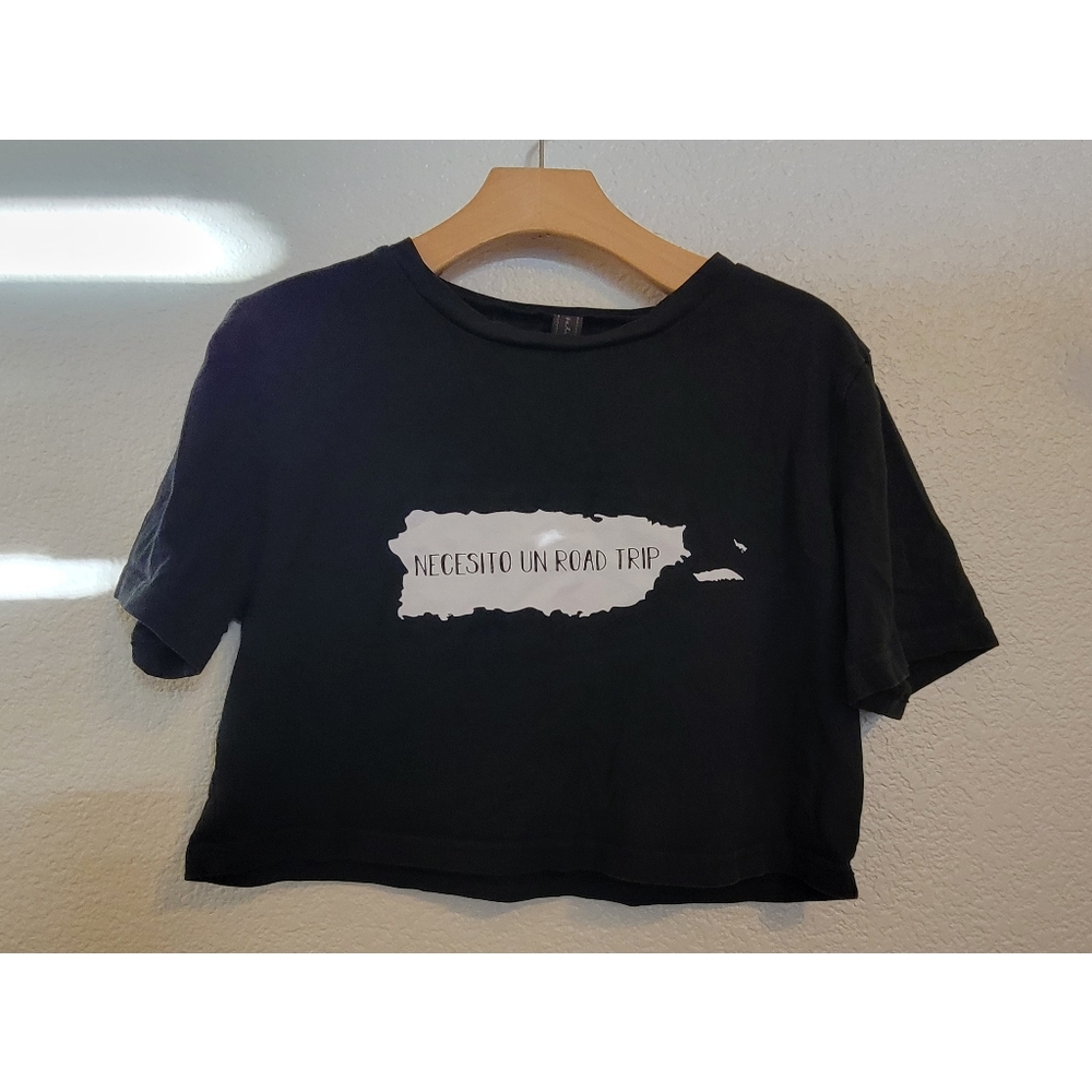 Womens crop tee shirt "necesito un roadtrip" size small